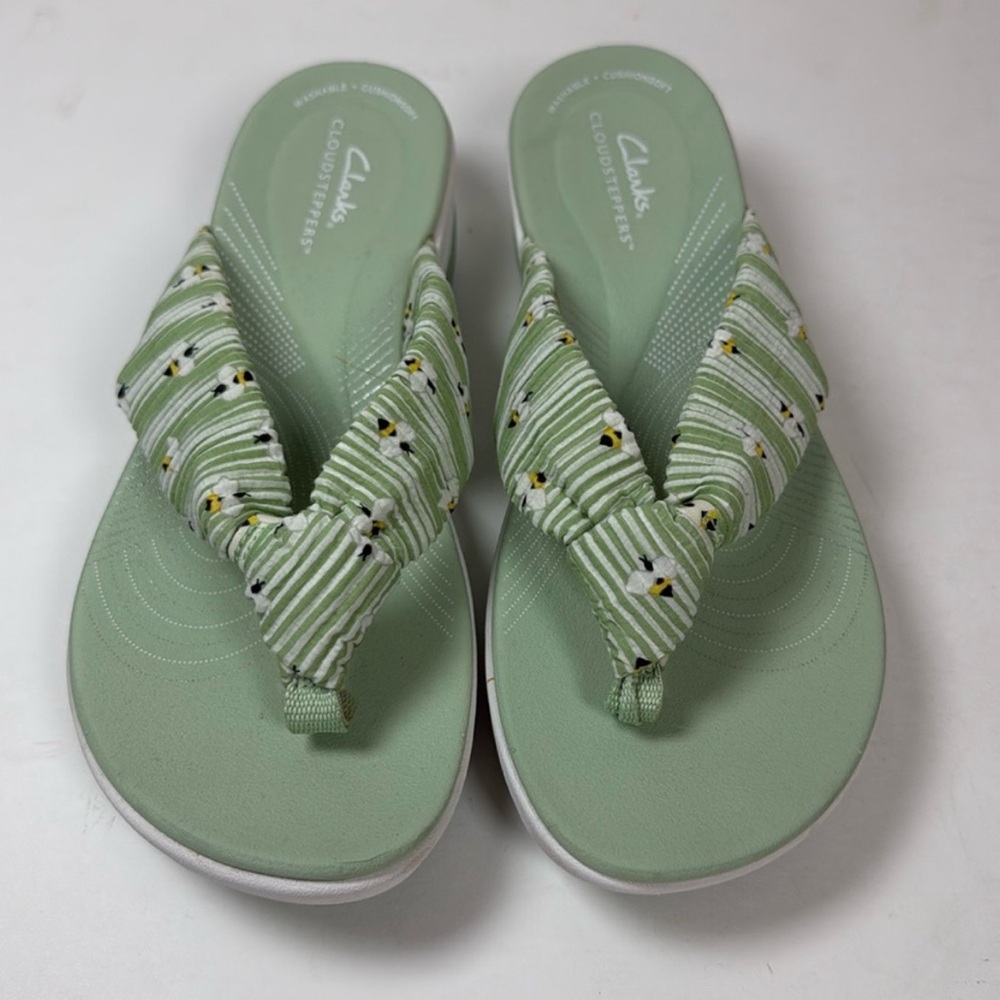 Women's Cloudsteppers By Clark’s Arla Glison Sandal- Green Bee Print- Size 11